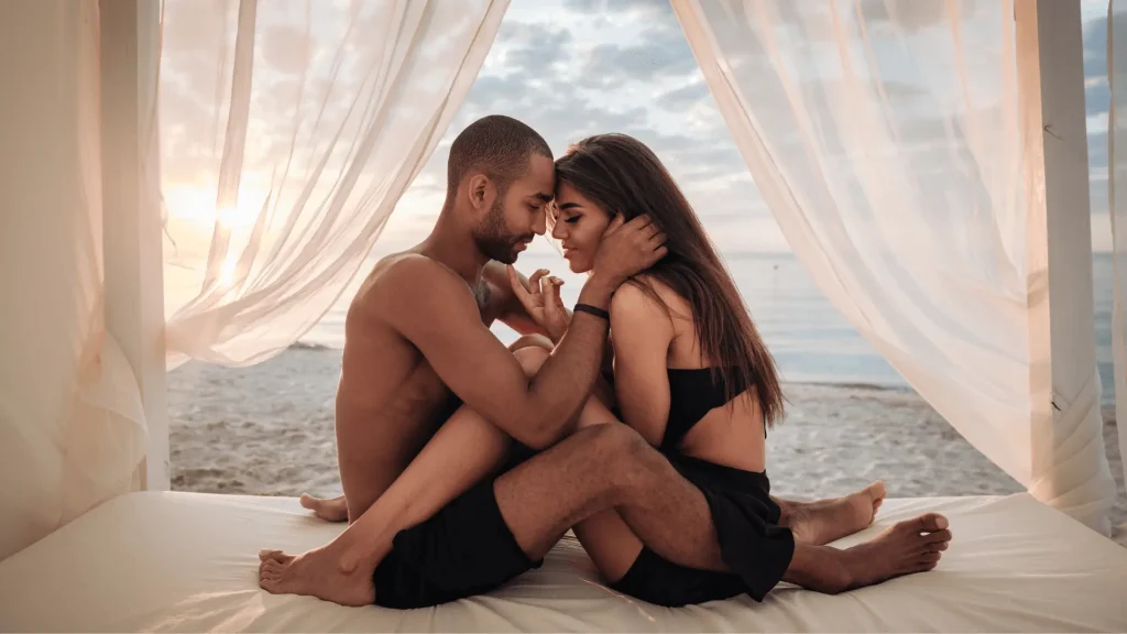 Das Bild zeigt ein heterosexuelles Pärchen am Strand und verbildlicht die Polarität zwischen männlich und weiblich. Die Frau verkörpert weibliche Energie.